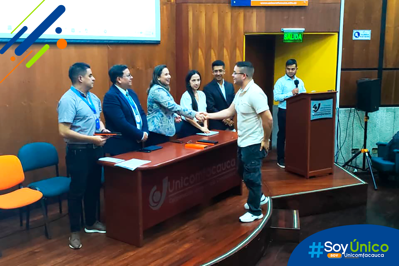 Entrega de insignia en ceremonia de Prácticas del Programa Ingeniería Mecatrónica.