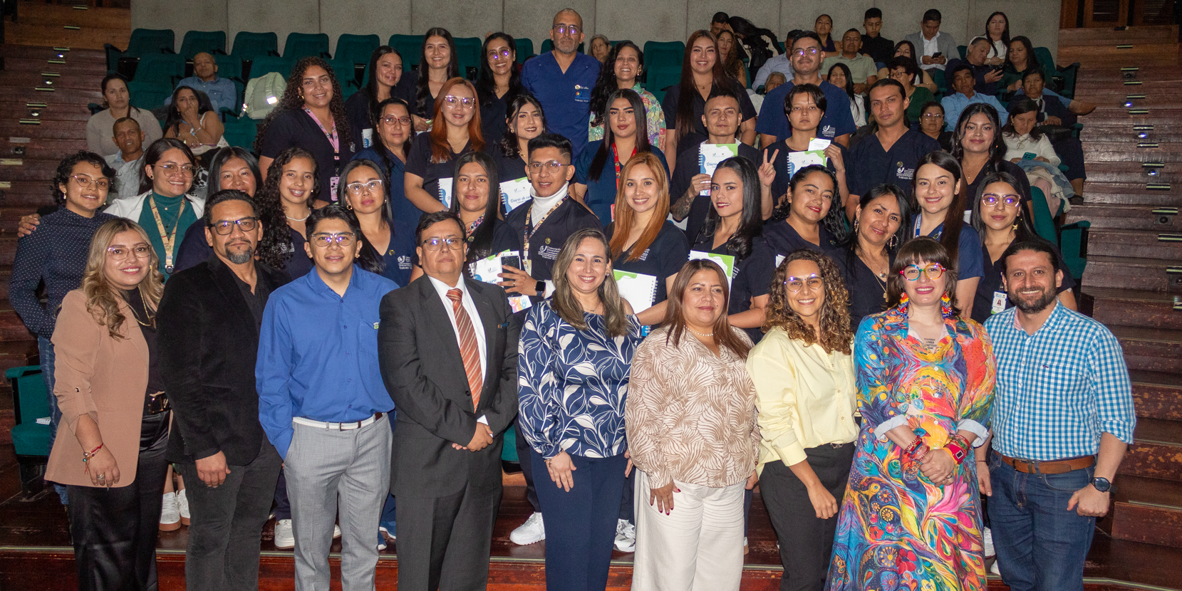 Fotografía grupal de directivos, docentes del programa de Trabajo Social y los nuevos practicantes en nuestro Auditorio Julio Arboleda.