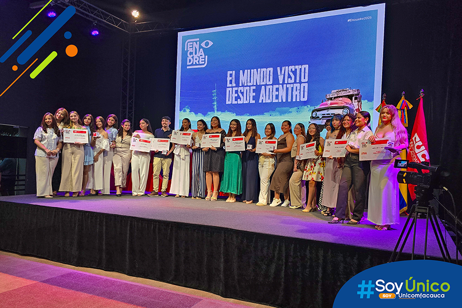 Fotografía grupal de los ganadores en cada una de las categorías en el Auditorio de la CUC.