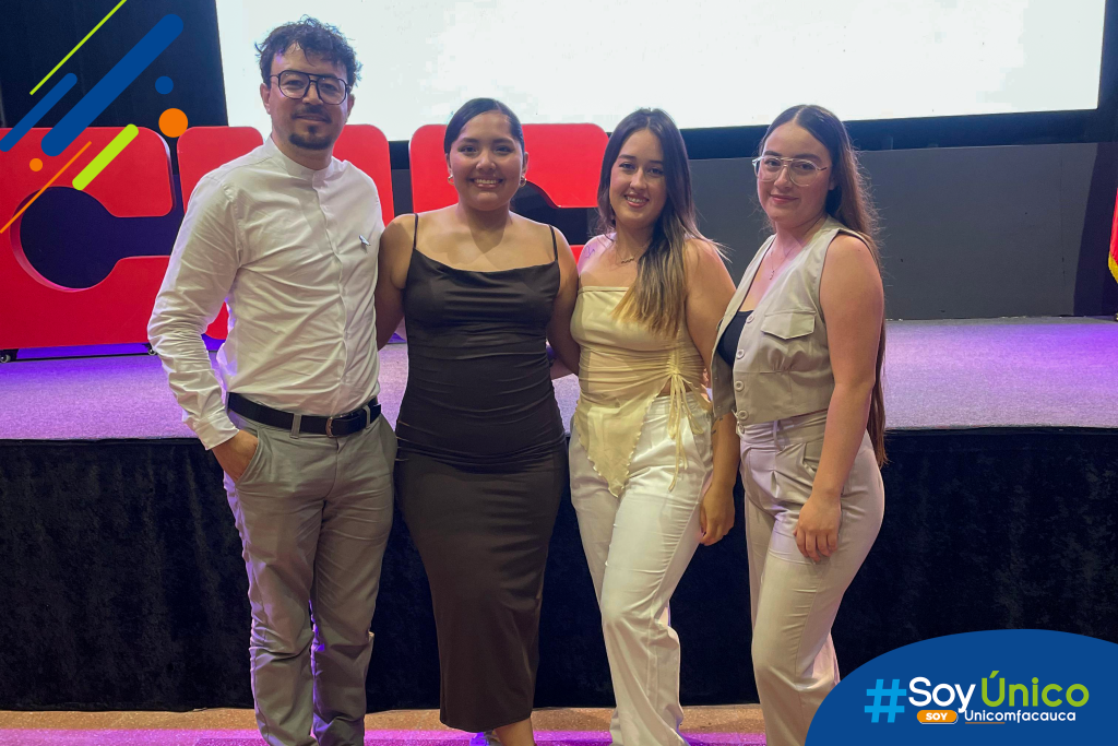 Nuestro director del programa de Comunicación Social y Medios Digitales junto con María José Muñoz Pérez, Natalia Fernández Muñoz y Nicoll Valentina Sanjuan Pérez, tres de las cinco integrantes del grupo de estudiantes de nuestro programa de Comunicación Social y Periodismo, ganadores de la categoría "no-ficción".