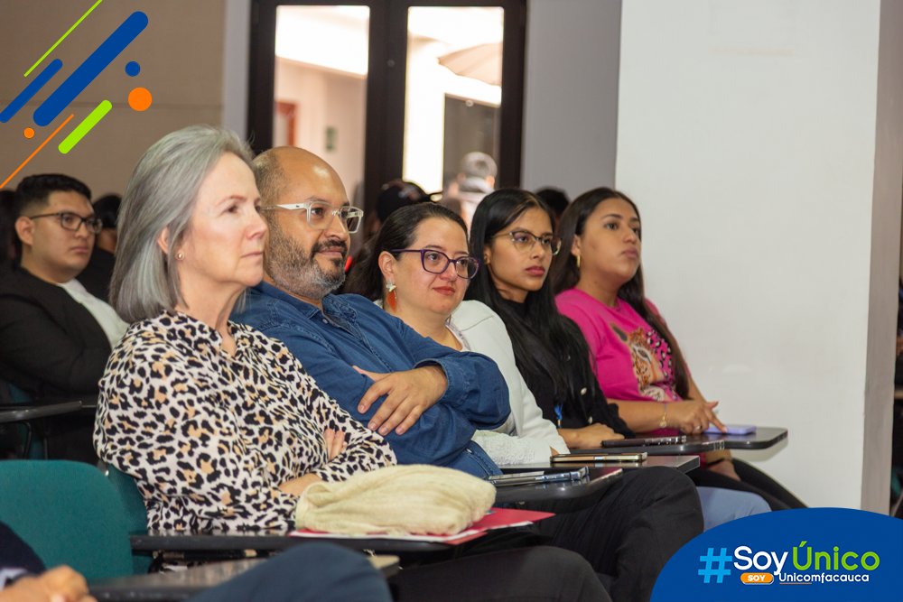 Empresarios, nuestra Vicerrectora de Investigación y Extensión, Mg. Andrea Carolina Navas Calixto, y nuestra Gestora de Egresados y Empleabilidad, Mary Luz Zúñiga.