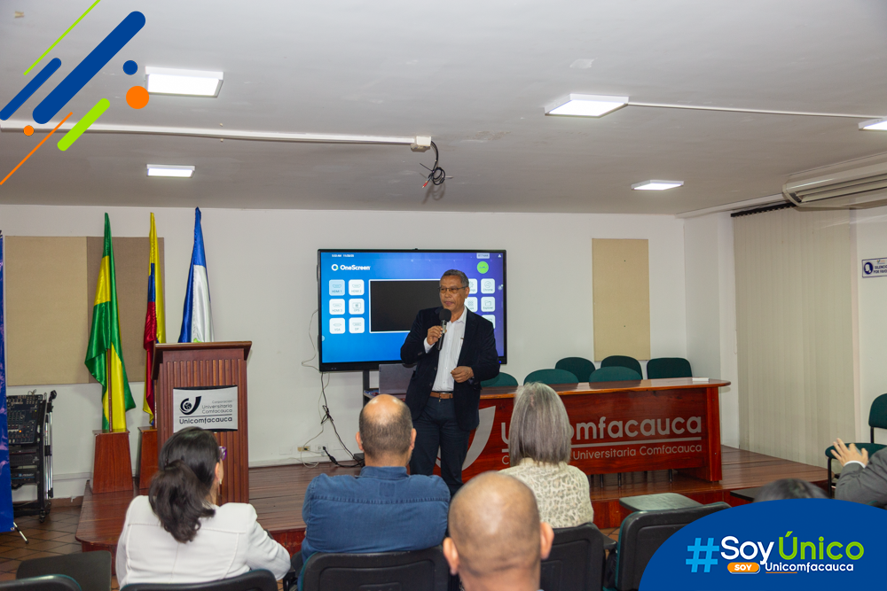 Carlos Medina, de Sotracauca, dando su charla en el evento.