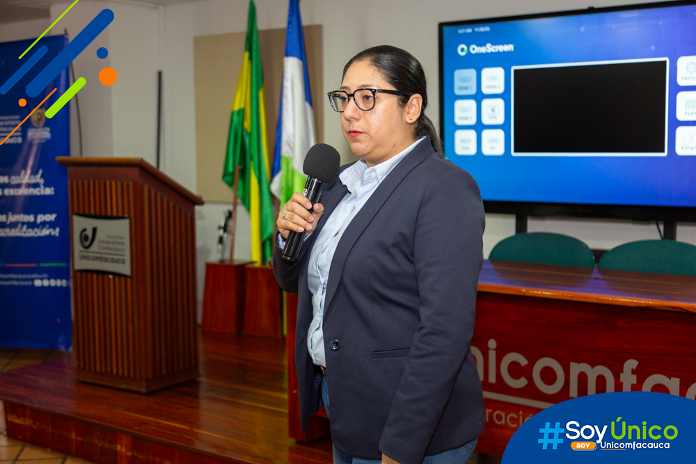 Alejandra Meneses, de la Compañía Energética de Occidente, dando su charla en el evento.