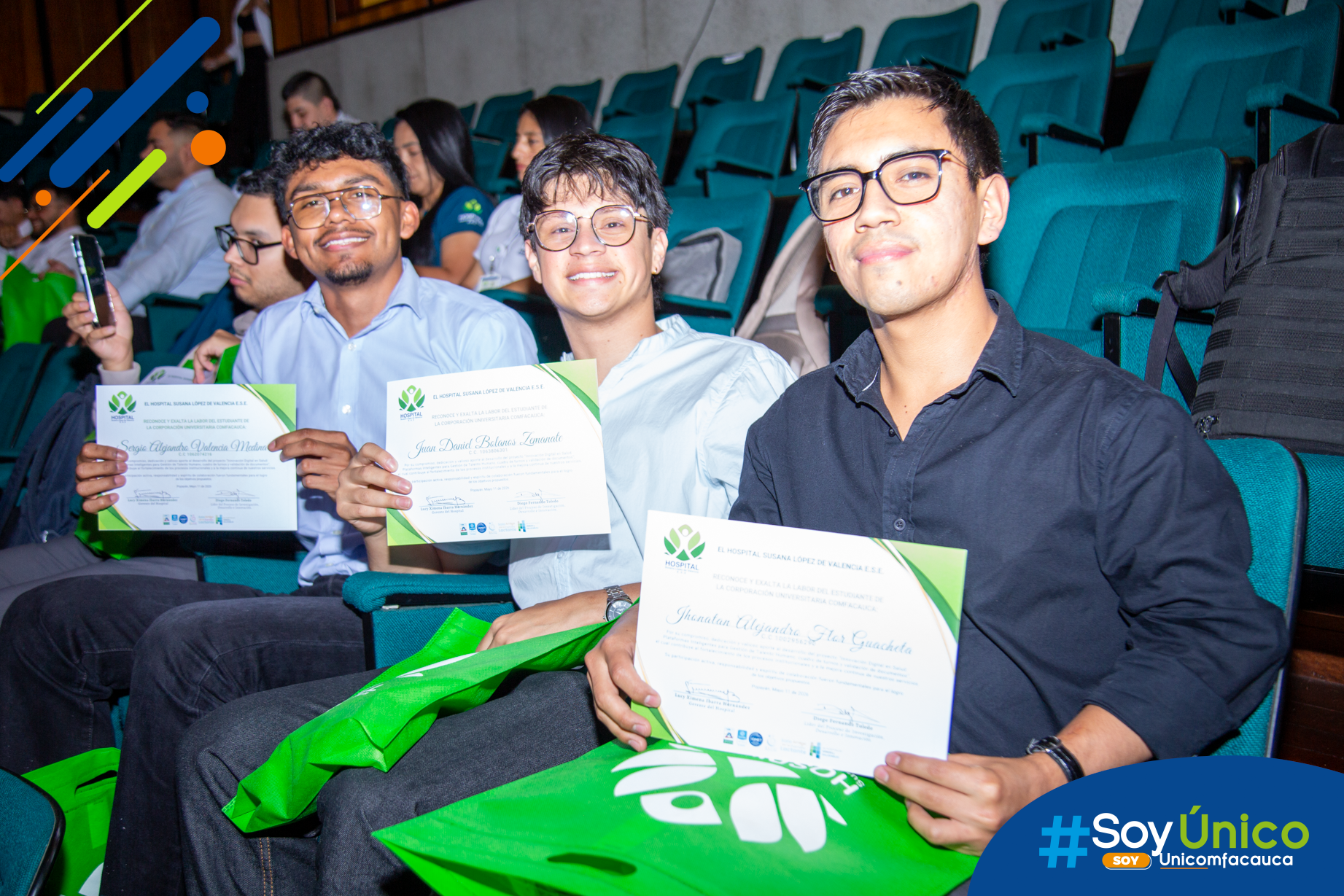 Estudiantes de Ingenieria de Sistemas reciben reconocimeinto por proyectos tecnológicos.