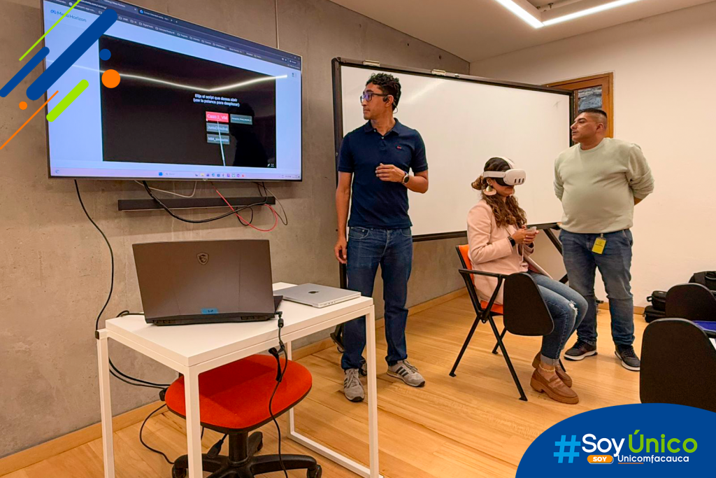 Docente Mg. Paola Martínez usando unas gafas de realidad virtual. 
