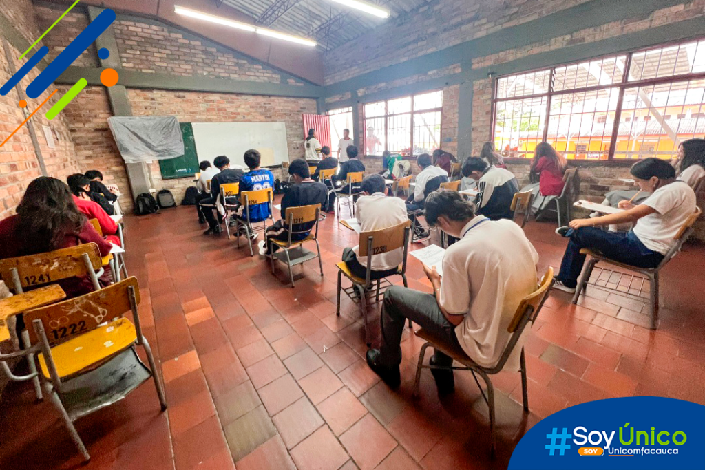 Estudiantes en un salón de clase de Don Bosco realizando las olimpiadas.