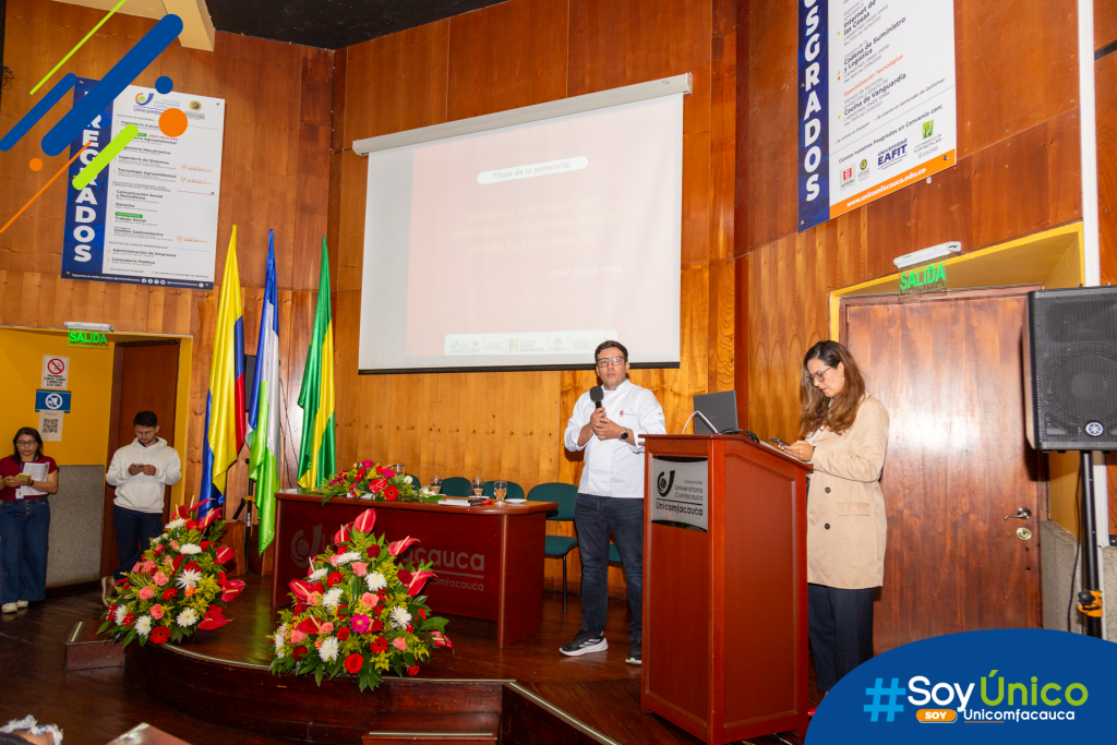 Carlos Andrés Peña, de la Universidad Autónoma de Bucaramanga, presentando la ponencia “Sabores con sentido: innovación gastronómica desde la conciencia”.