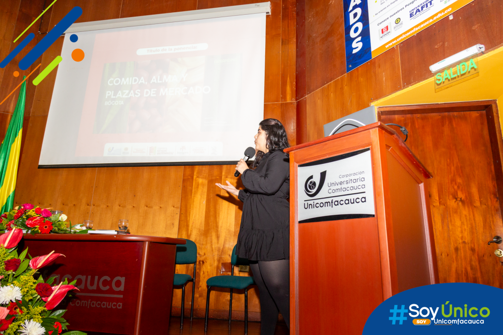 Ángela María Pérez, de la Fundación Universitaria del Área Andina (Bogotá), presentando la ponencia “Comida, alma y plazas de mercado”.