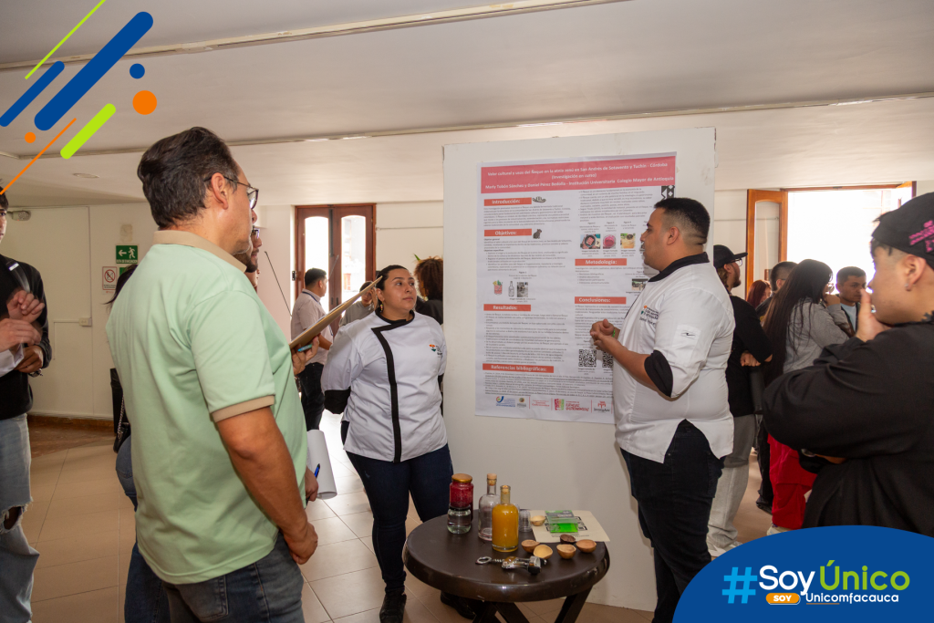 Estudiantes de la Institución Universitaria Colegio Mayor de Antioquia presentando su póster de investigación.