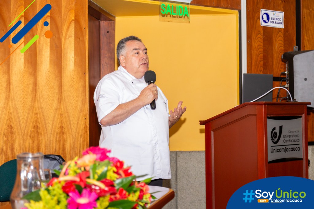 Jorge Salas, de la Escuela de Chefs Host School (Ecuador), presentando la ponencia “Soberanía alimentaria: la Quinua en América”.