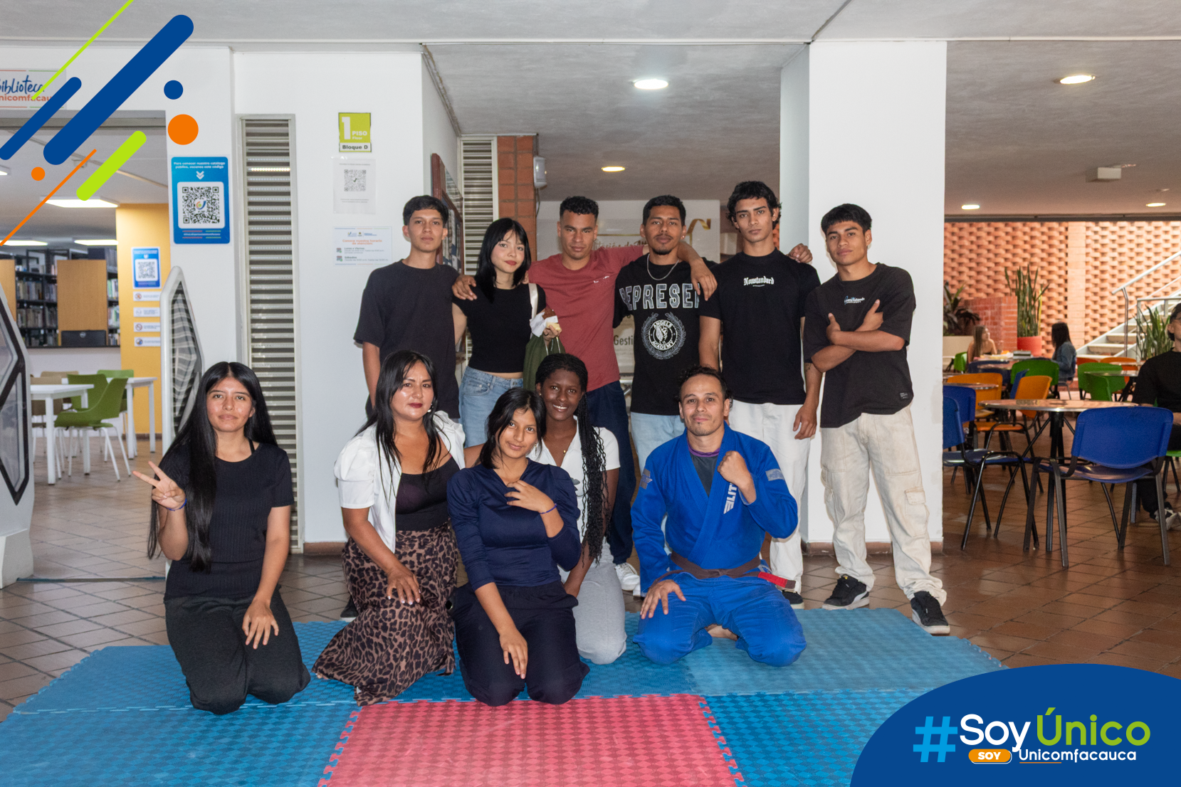Fotografía grupal de estudiantes con el docente que impartió la clase de defensa personal.