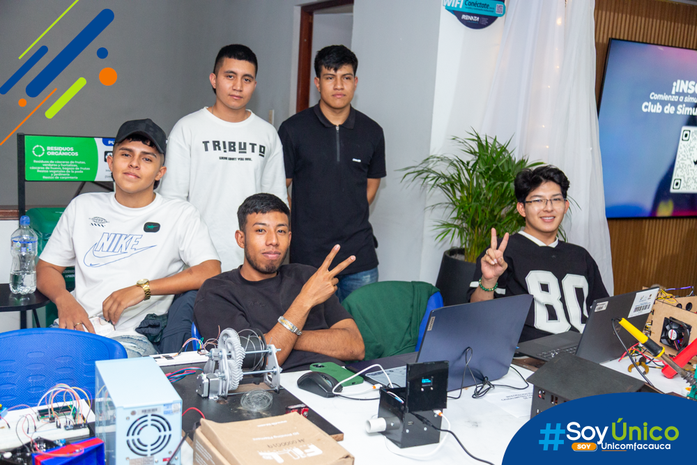 Estudiantes de Ingeniería Mecatrónica con su proyecto.