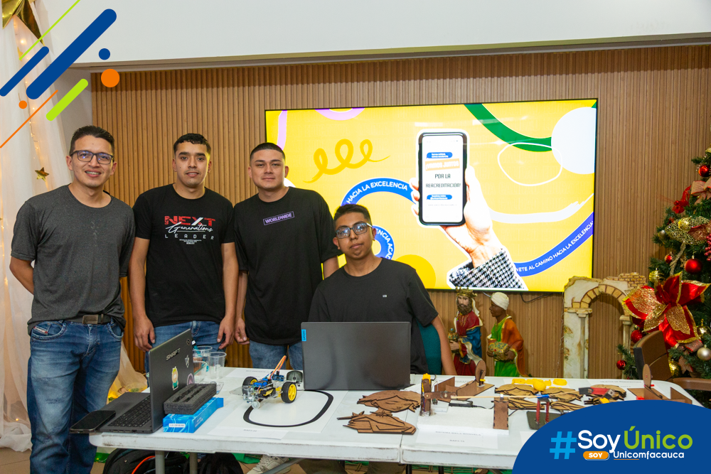 Estudiantes de Ingeniería Mecatrónica con su proyecto.