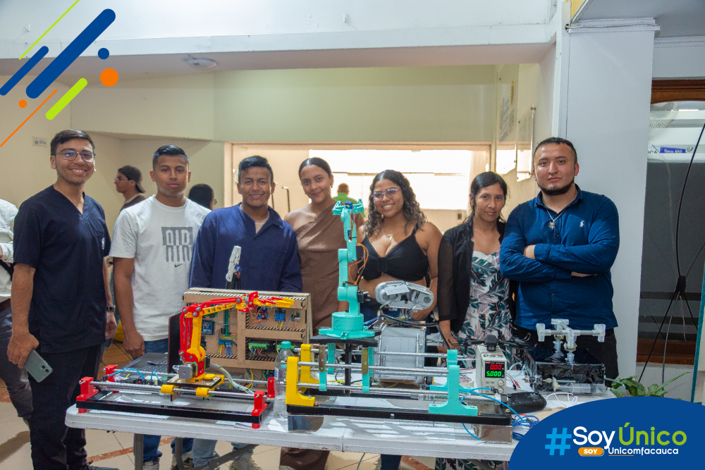 Estudiantes de Ingeniería Mecatrónica con su proyecto.