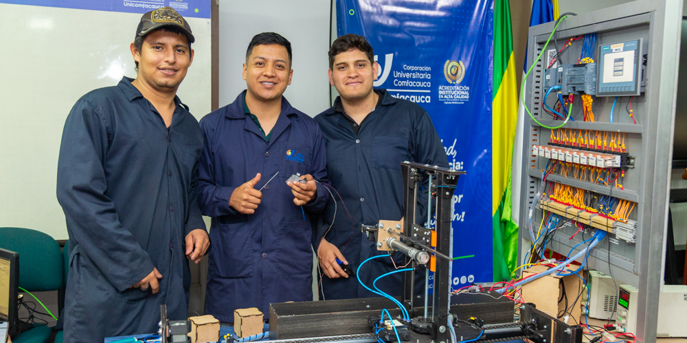 Estudiantes de Ingeniería Mecatrónica con su proyecto.