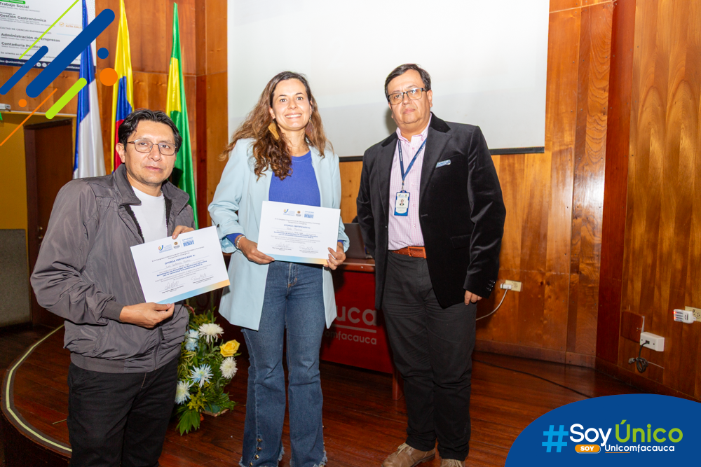Guillermo Rosero y Paola Martínez, recibiendo el certificado de ganadores por parte de nuestro Vicerrector Académico (e) Mg. Daniel Ricardo Velasco Acero.