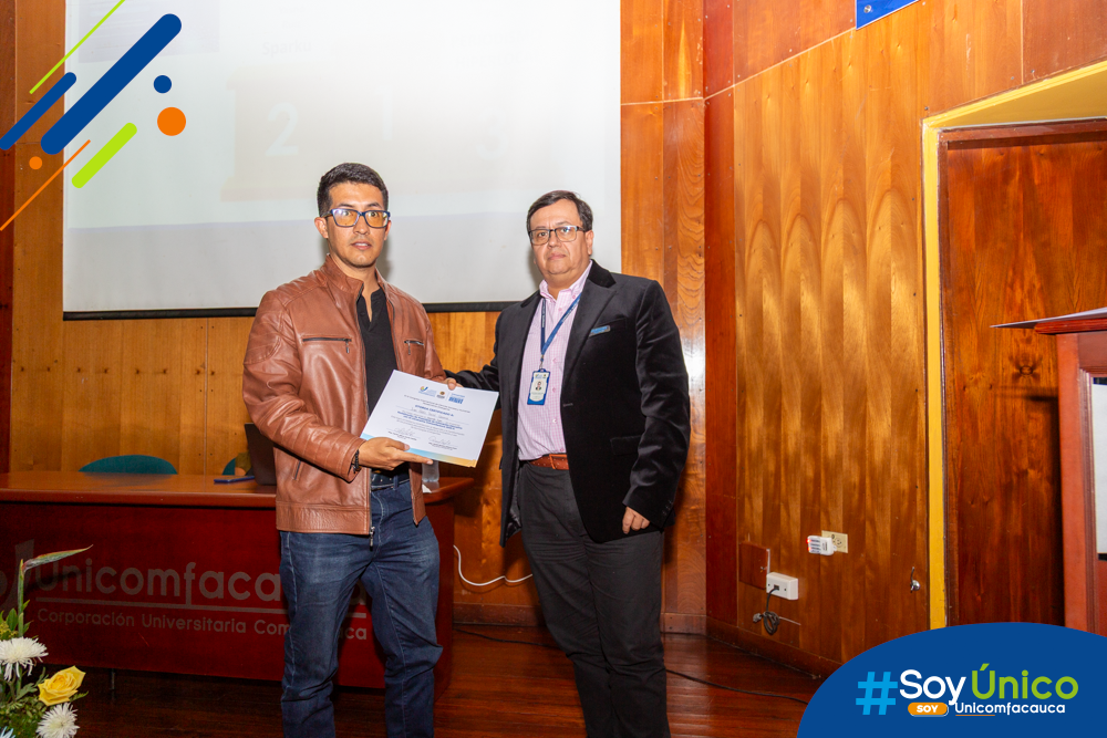 Saul Ruiz,  recibiendo el certificado de ganador por parte de nuestro Vicerrector Académico (e) Mg. Daniel Ricardo Velasco Acero.