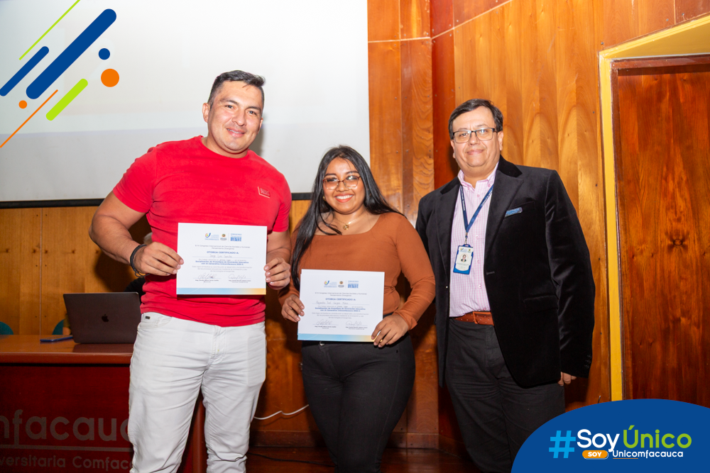 Alejandra Vargas y Jorge Gueche, recibiendo el certificado de ganadores por parte de nuestro Vicerrector Académico (e) Mg. Daniel Ricardo Velasco Acero.