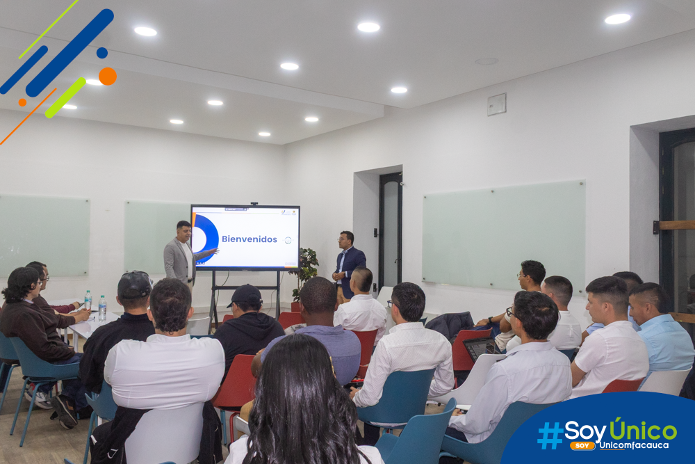 Estudiantes de IoT realizando la sustentación de su trabajo de grado.