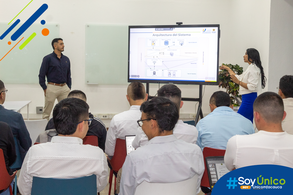 Estudiantes de IoT realizando la sustentación de su trabajo de grado.