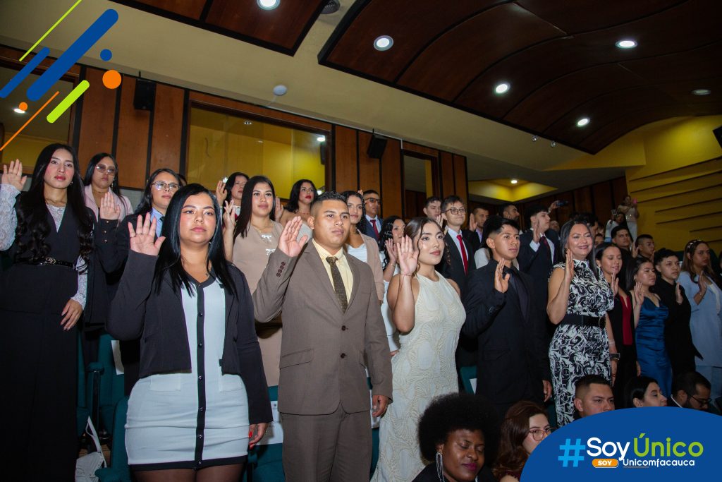 Fotografía grupal de los nuevos practicantes haciendo la toma del juramento.
