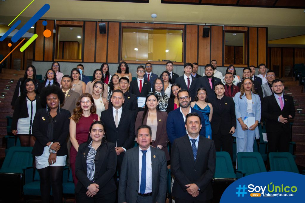 Fotografía grupal de los nuevos practicantes junto con los asesores del Consultorio Jurídico y Centro de Conciliación