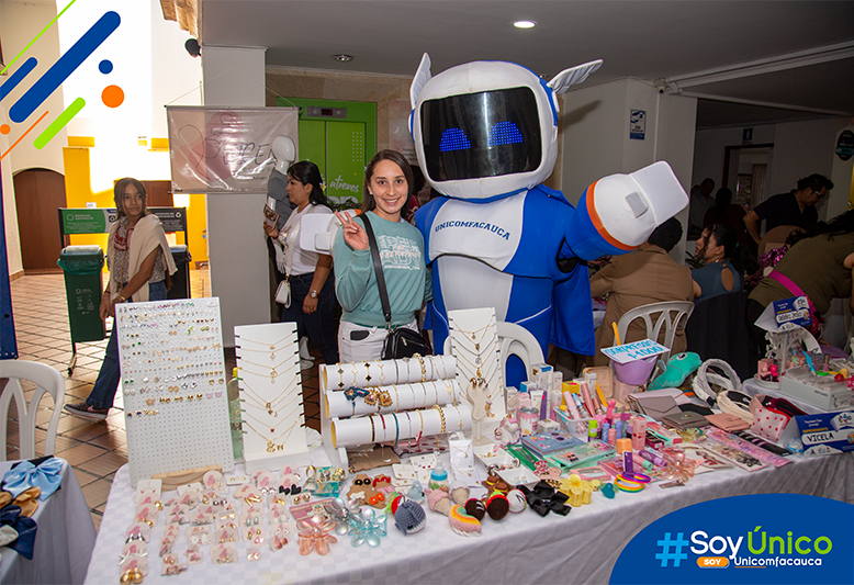 Tuni con una emprendedora de ExpoEmprendimiento 2025.