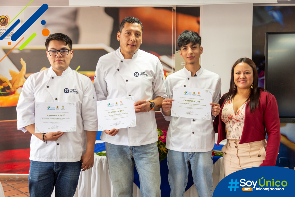 Delegación de la Escuela de Chefs Host School recibiendo su certificado de participación por parte de la directora Sandra Potosí.