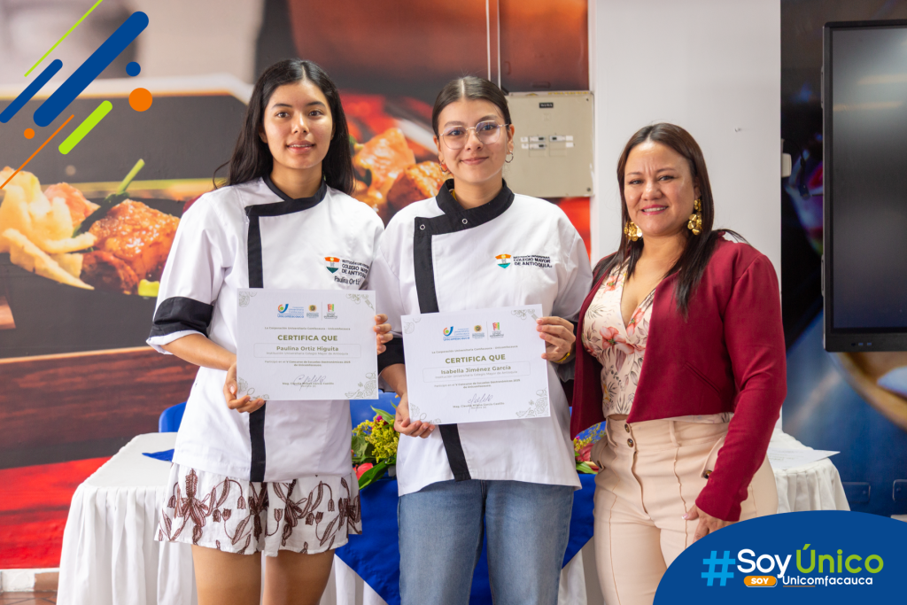 Delegación de la Corporación Universitaria Colegio Mayor de Antioquia recibiendo su certificado de participación por parte de la directora Sandra Potosí.