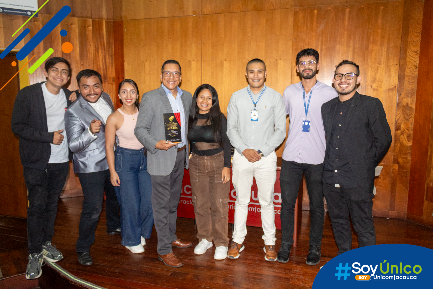 Grupo de Teatro Charlot Unicomfacuca, recibiendo reconocimiento por su participación en el festival.