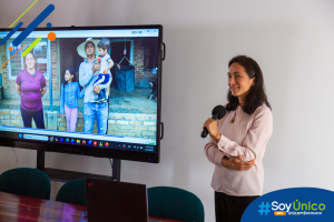 Investigadora posdoctoral Ivón Natalia Cuervo Fernández presentando proyecto Orquídeas: Mujeres en la Ciencia