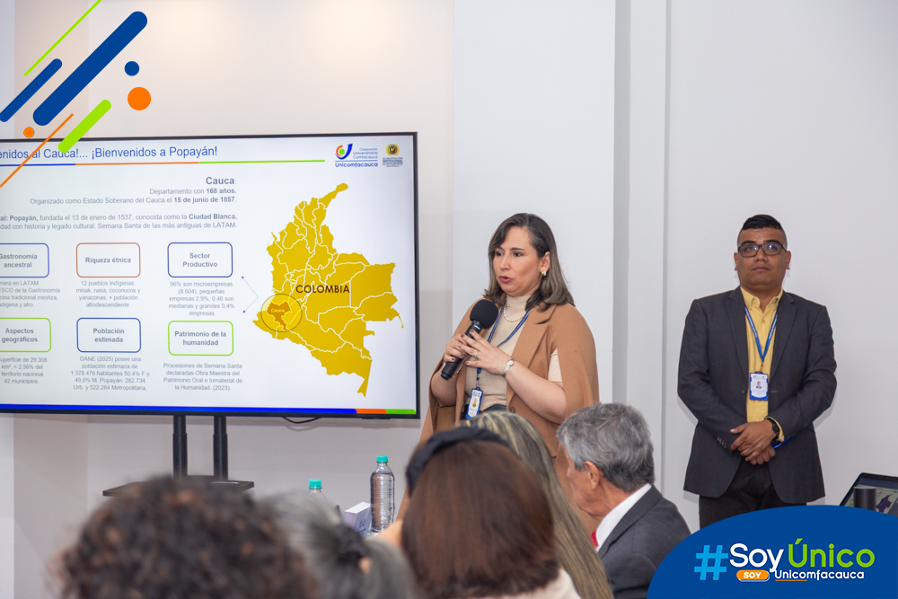 Nuestra Rectora (e) Claudia Milena García Castillo, realizando la presentación de identidad institucional en el Aula Global.