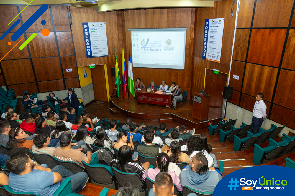 Pares evaluadores sosteniendo un encuentro con 40 de nuestros estudiantes en el Auditorio Julio Arboleda.