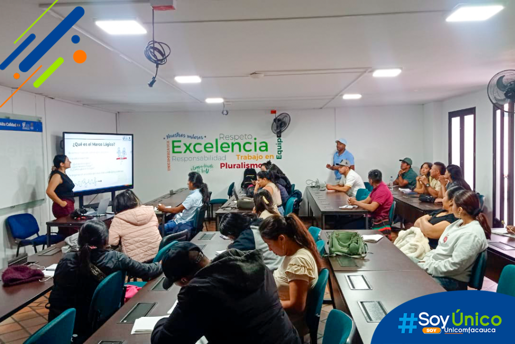 Fotografía general de los estudiantes en uno de nuestros salones atendiendo la clase magistral dictada por la Mg. Lina Teresa Gómez Gómez.