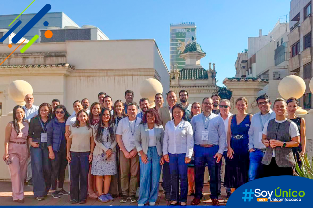 Nuestra Decana en compañía de los otros 25 académicos que fueron aceptados en el Curso.