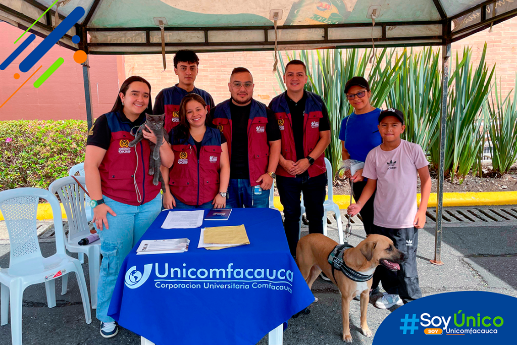 Equipo del Consultorio Jurídico y Centro de Conciliación en compañía de dos niños y su mascota. 
