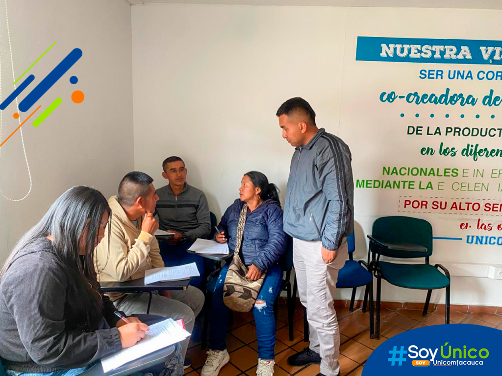 Asistentes de la segunda fase del proyecto discutiendo un tema entre ellos.