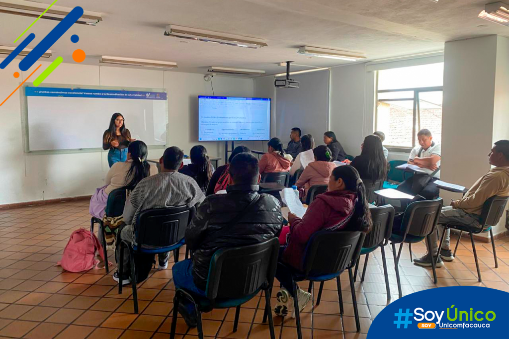 Investigadora Lina Teresa Gómez Gómez, impartiendo una clase a los asistentes de la segunda fase del proyecto.