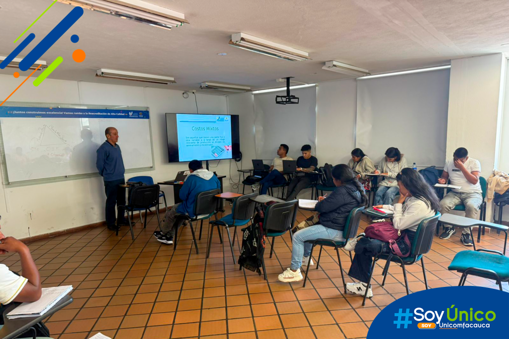 Docente Fabián Andrés Idrobo, impartiendo una clase a los participantes de la segunda fase del proyecto.