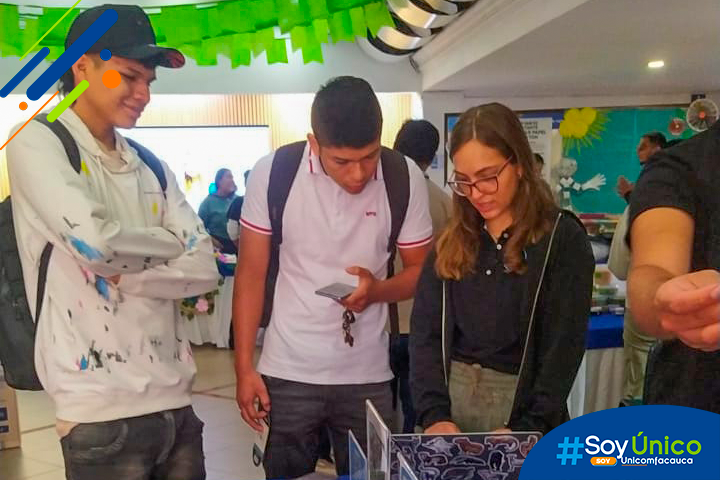 Delegación de Camp Leaders atendiendo estudiantes en su Stand Informativo.