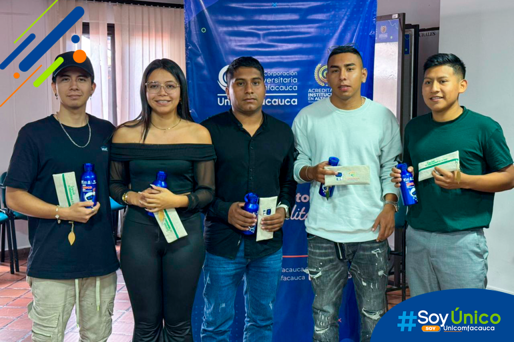 Fotografía grupal de los ganadores del primer, segundo y tercer lugar de la XII Convocatoria Interna de Emprendimiento.