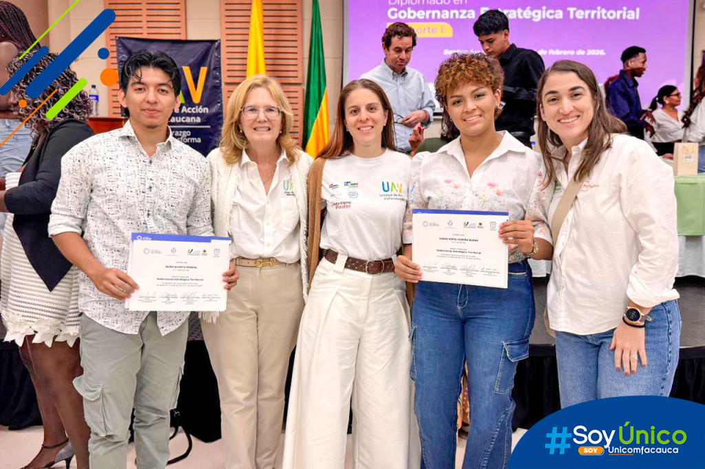 Estudiantes del Diplomado sosteniendo sus certificados en compañía de algunas de las directivas.