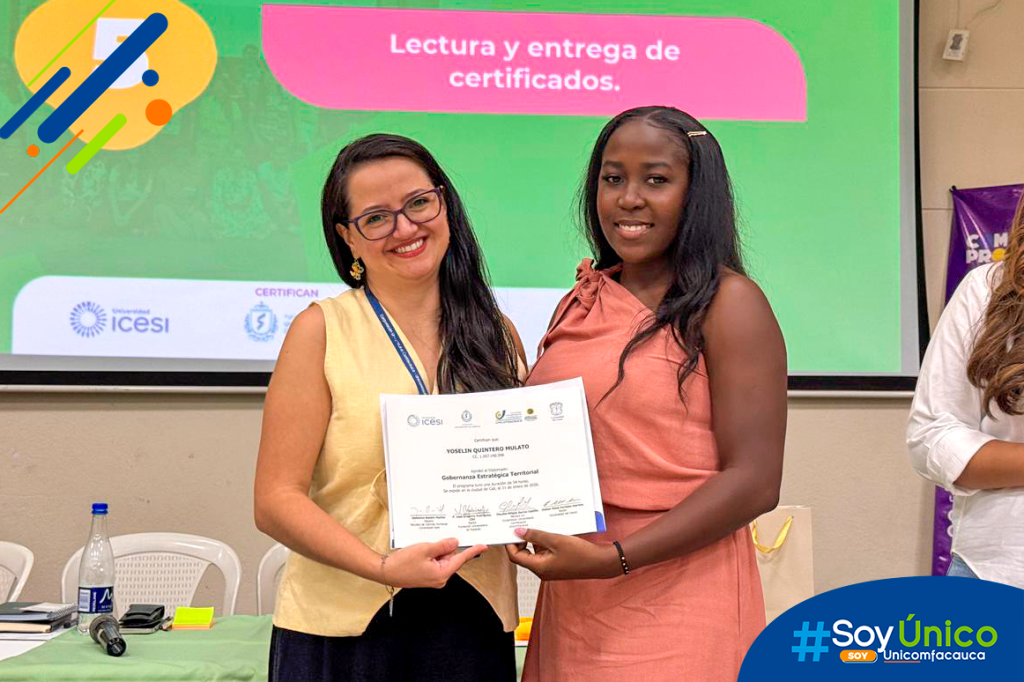 Nuestra Vicerrectora Académica, Mg. Andrea Carolina Navas Calixto, entregando uno de los certificados a la estudiante Yoselin Quintero.