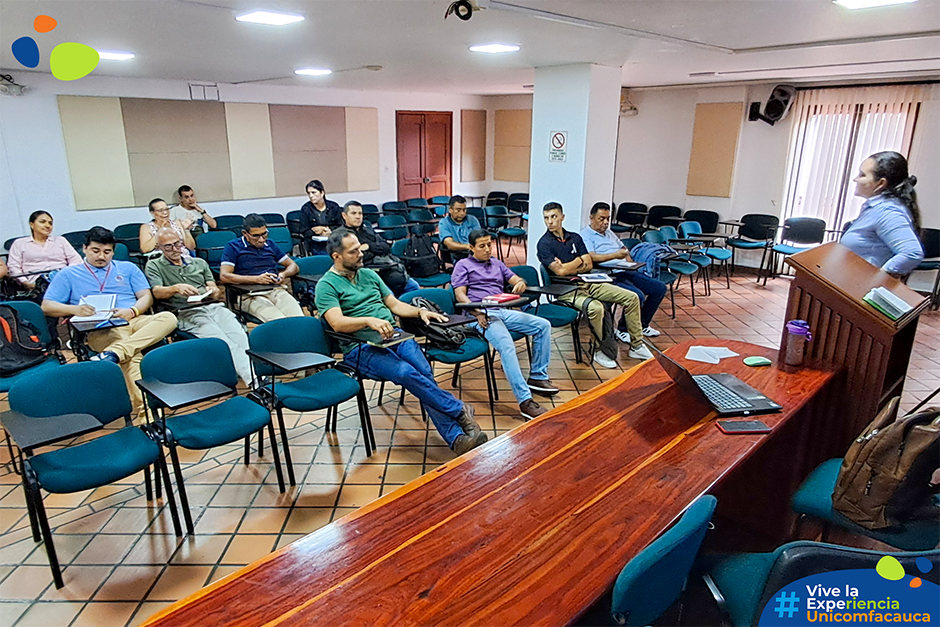Padres de familia siendo capacitados en Prevención de Sustancias Psicoactivas (PSA) por María Alejandra Rengifo, docente del programa de Derecho.