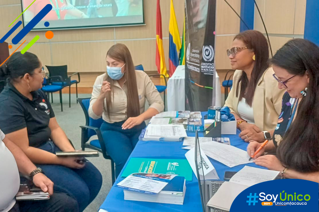 Stand de relacionamiento "one to one” en donde nuestra directora de Contaduría Pública de Santander de Quilichao Mg. Cecilia Cañas, nuestra Vicerrectora de Investigación y Extensión Mg. Andrea Carolina Navas Calixto están atendiendo empresarios de la región.