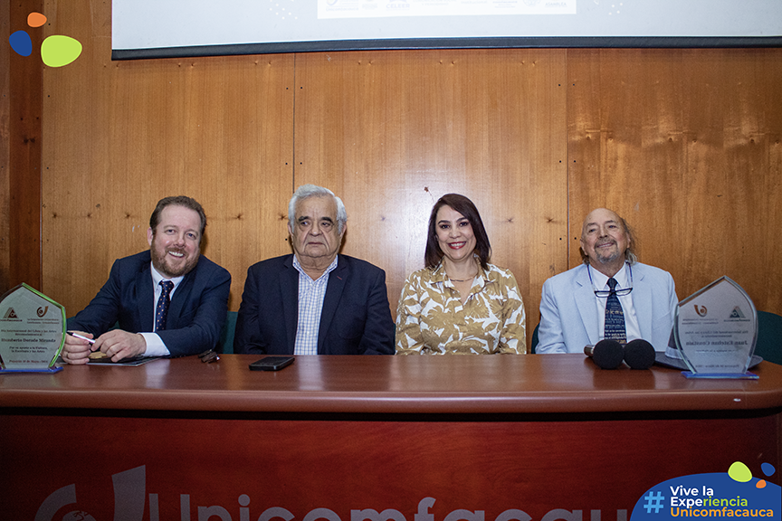 Mesa principal en el Auditorio Julio Arboleada compuesta por: Juan Esteban Constaín, el Dr. Juan Cristobal Velasco, la Dra. Lina Uribe Correa y Humberto Dorado.