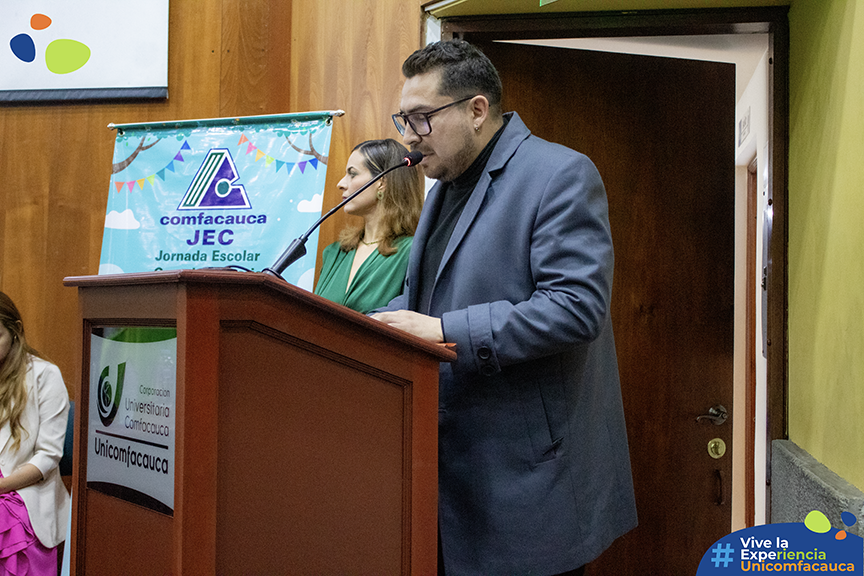 El docente Diego Román Konrad en el atril dando sus palabras en honor a los invitados Humberto Dorado y Juan Esteban Constaín.