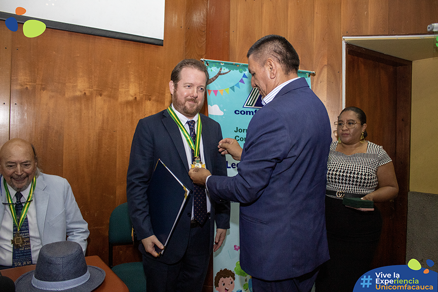 Diputado Eduard Navia entregando el reconocimiento a Juan Esteban Constaín en nombre de la Asamblea Departamental del Cauca.